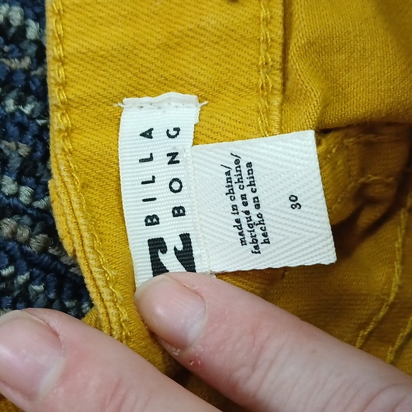 Like new Billabong Distressed Yellow shorts Size Waist 30 - Picture 4 of 7